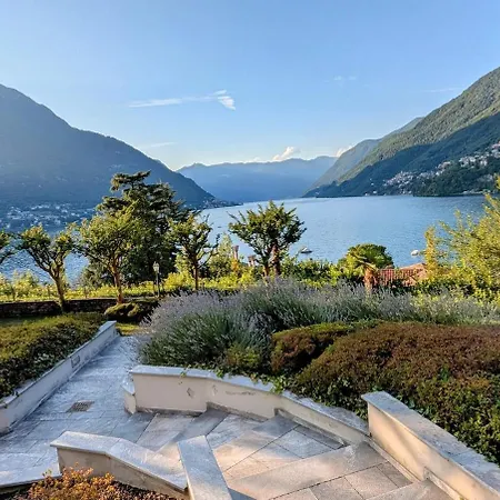 A Window On The דירה