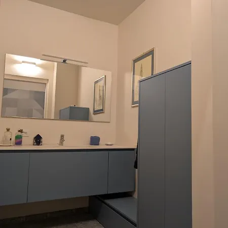 A Window On The דירה