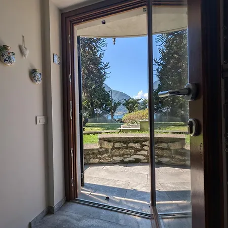 A Window On The Διαμέρισμα