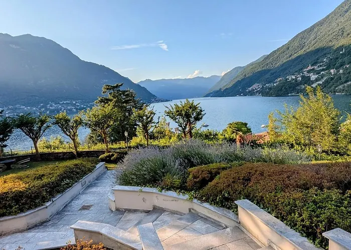 A Window On The דירה