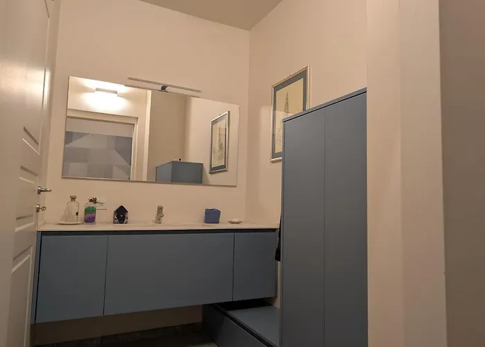 A Window On The דירה