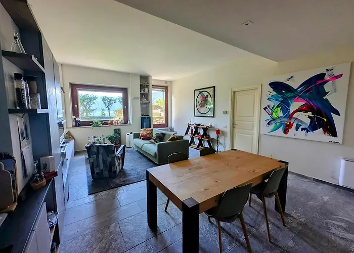 A Window On The דירה *