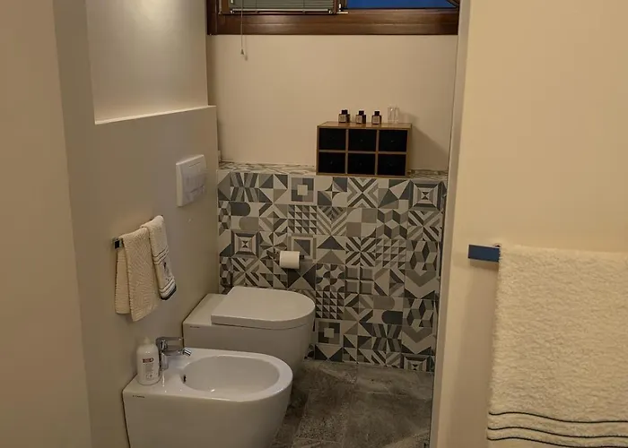 A Window On The דירה